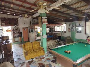 - un salon avec un billard dans l'établissement Finca la mora, à Morelia