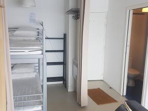 une petite chambre avec un lit superposé et un placard dans l'établissement Studio cosy pour 4 pers avec kitchenette, parking et casier à skis à Arette - FR-1-602-112, à Arette