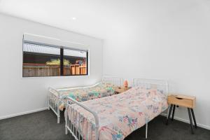 1 Schlafzimmer mit 2 Betten und einem Fenster in der Unterkunft Northlake Hideaway - Wanaka Holiday Home in Wanaka