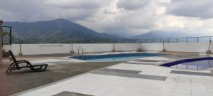 una piscina en la azotea de una casa con montañas en Apartaestudio en Armenia, en Armenia