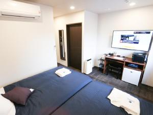Llit o llits en una habitació de HOTEL LiVEMAX Aichi Toyota Ekimae