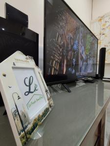 Televízia a/alebo spoločenská miestnosť v ubytovaní Cozy Spacious seremban Bangalow Taman Rasah
