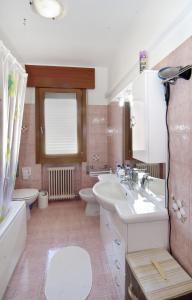 a bathroom with a sink and a toilet and a tub at Civico 493 B'n'B in Preganziol