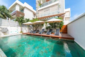 Piscina a Beachcove Apartment 9 in Pereybere o a prop