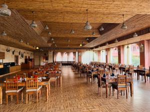 uma grande sala de jantar com mesas e cadeiras em Puratan Qila em Sawai Madhopur