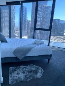 Ένα ή περισσότερα κρεβάτια σε δωμάτιο στο Southbank Serenity 2BR, FREE Parking, and Wi-Fi