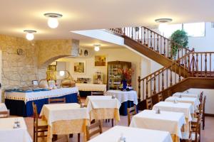 A restaurant or other place to eat at Hotel Idania