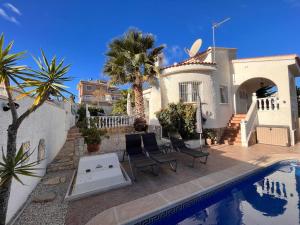 une villa avec une piscine et une maison dans l'établissement Beautiful holiday home in Ciudad Quesada with private pool, à Ciudad Quesada