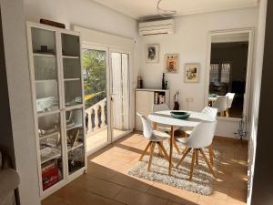 une salle à manger avec une table et des chaises blanches dans l'établissement Beautiful holiday home in Ciudad Quesada with private pool, à Ciudad Quesada