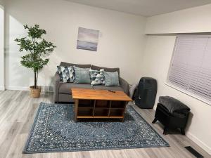 Upstairs newly renovated 2bed suite near skytrain