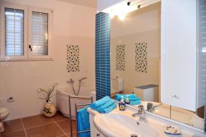 Koupelna v ubytování Cala Bernardo Apartment + 37 fotografií