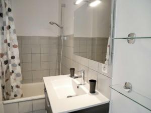 Appartement Étel, 3 pièces, 4 personnes - FR-1-479-52 tesisinde bir banyo