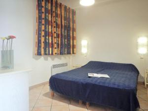 1 dormitorio con 1 cama con edredón azul en Appartement Le Lavandou, 2 pièces, 4 personnes - FR-1-251-345 en Le Lavandou