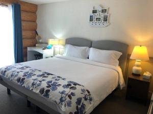 Postel nebo postele na pokoji v ubytování Cariboo Log Guest House