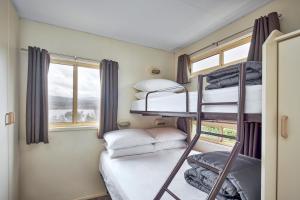 Zimmer mit 2 Etagenbetten und einem Fenster in der Unterkunft NRMA Jindabyne Holiday Park in Jindabyne