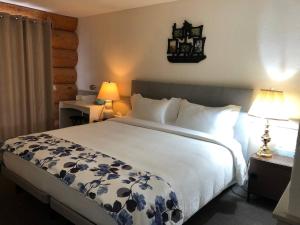Postel nebo postele na pokoji v ubytování Cariboo Log Guest House