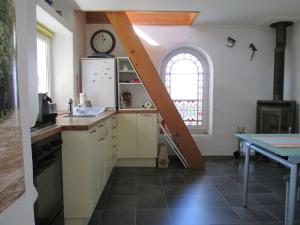 eine Küche mit einer Treppe in der Mitte eines Zimmers in der Unterkunft Ferienhaus La Torre in Camorino