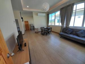 ein Wohnzimmer mit einem Sofa und einem Tisch in der Unterkunft ถึงเที่ยงวัลเลย์เขาใหญ่ in Ban Bung Toei