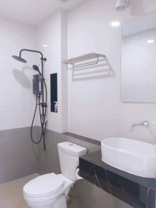 uma casa de banho com um WC branco e um lavatório. em ถึงเที่ยงวัลเลย์เขาใหญ่ em Ban Bung Toei