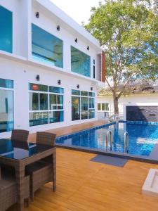 Bazén v ubytování ถึงเที่ยงวัลเลย์เขาใหญ่ Thungtheiyng valley khaoyai nebo v jeho okolí