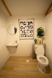 La salle de bains est pourvue de toilettes et d'un lavabo. dans l'établissement Tararom ธาราลม, 