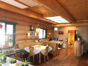 Restaurace v ubytování Cariboo Log Guest House