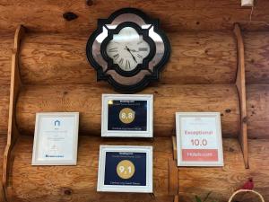 Certifikát, hodnocení, plakát nebo jiný dokument vystavený v ubytování Cariboo Log Guest House