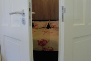 Un dormitorio con una cama con una flor. en B&B “Te Warskip bij BlokVis”, en Medemblik