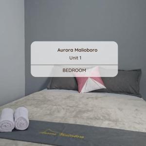 - un lit avec 2 serviettes dans l'établissement HOMESTAY AURORA, à Ngabean
