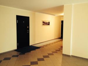 einen Flur mit schwarzer Tür und Fliesenboden in der Unterkunft Apartment in Druskininkai Lithuania in Druskininkai