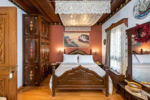 um quarto com uma cama e um lustre em Mythic Spa Villa in Ilha de Rhodes