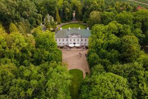 uma vista aérea de uma casa no meio de uma floresta em Hotel & Spa Pałac Mała Wieś em Mała Wieś