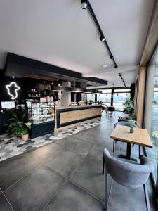 Restaurace v ubytování BL City View Apartment, 24hr Self Check-in, Free Private Parking, Panoramic View from Balcony, 5-minute walk to City Centre