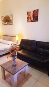 sala de estar con sofá y mesa de centro en Stufio flat DG085, Close to The Gardens Metro 6 min walkable, en Dubái
