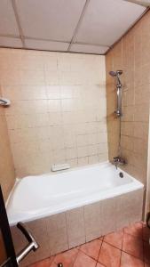 y baño con ducha y bañera blanca. en Stufio flat DG085, Close to The Gardens Metro 6 min walkable, en Dubái