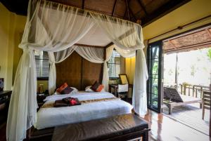 Un pat sau paturi într-o cameră la The Spa Koh Chang Resort