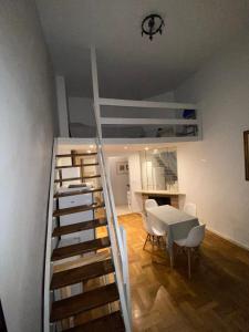 um quarto com uma escada que leva a um loft em Downtown Apartament Retiro em Buenos Aires