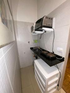uma pequena casa de banho com um micro-ondas no balcão em Downtown Apartament Retiro em Buenos Aires
