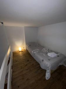 um pequeno quarto com uma cama e um candeeiro em Downtown Apartament Retiro em Buenos Aires
