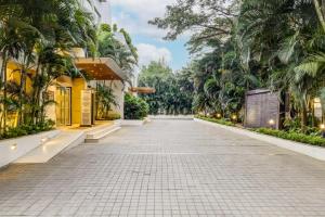 una calle vacía en un complejo con palmeras en Lemon Tree Hotel Electronics City, en Bangalore