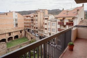 einen Blick vom Balkon eines Gebäudes in der Unterkunft Cal Miquel in Pobla de Segur