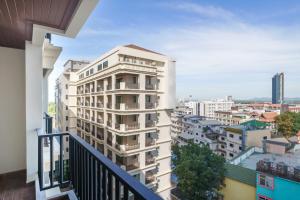 desde el balcón de un edificio en Mike Garden Resort - SHA EXTAR PLUS, en Pattaya central
