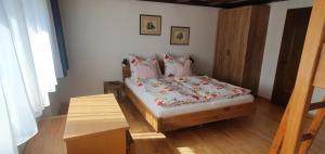 1 dormitorio pequeño con 1 cama en una habitación en Ferienwohnung Prokosch, en Kirchdorf in Tirol