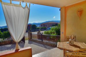 un patio con tenda e tavolo sul balcone. di Casa UGB a Cannigione