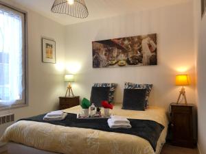 um quarto com uma cama com toalhas em LES APPART's DES THERMES em Rochefort