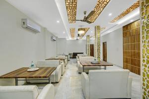 Treebo Trend Royal Salute Zirakpur tesisinde bir restoran veya yemek mekanı
