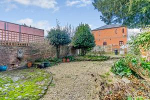 un giardino di fronte a un edificio in mattoni di Medieval roots and Harry Potter TownHouse - Hiking near Ludlow a Leominster