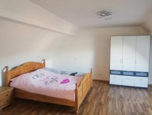 Rúm í herbergi á Biohof Laibacher