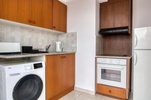 Il comprend une cuisine équipée d'un lave-linge et d'un lave-vaisselle. dans l'établissement Phaedrus Living: City Flat Palas 102, à Paphos