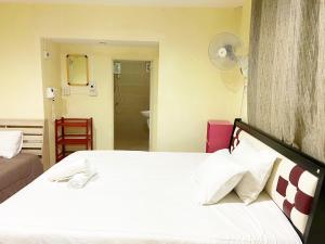 1 dormitorio con 1 cama grande con sábanas blancas en Ban Lake View en Pak Chong